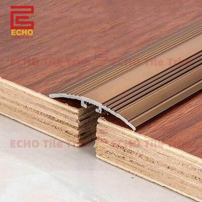 Listwa przejściowa z twardego drewna na płytki o tej samej wysokości